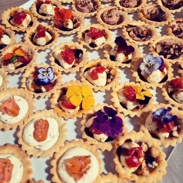 Canapés sucrés salés avec fleurs comestibles