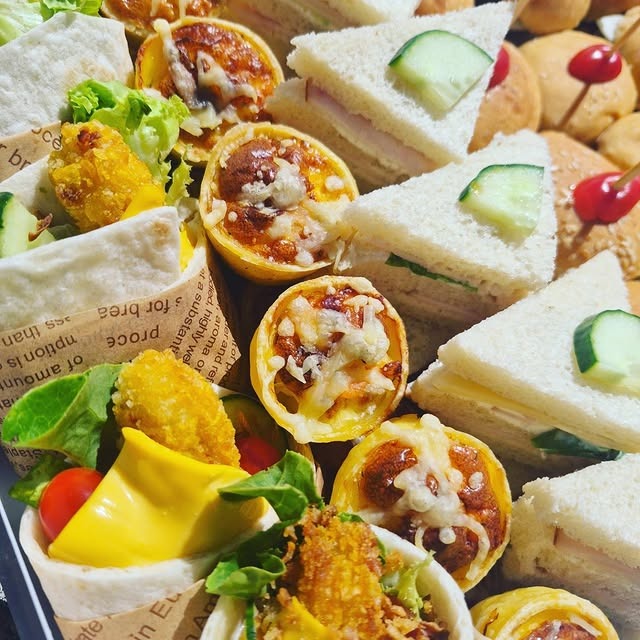 Buffet apéritif avec sandwichs et wraps traiteur